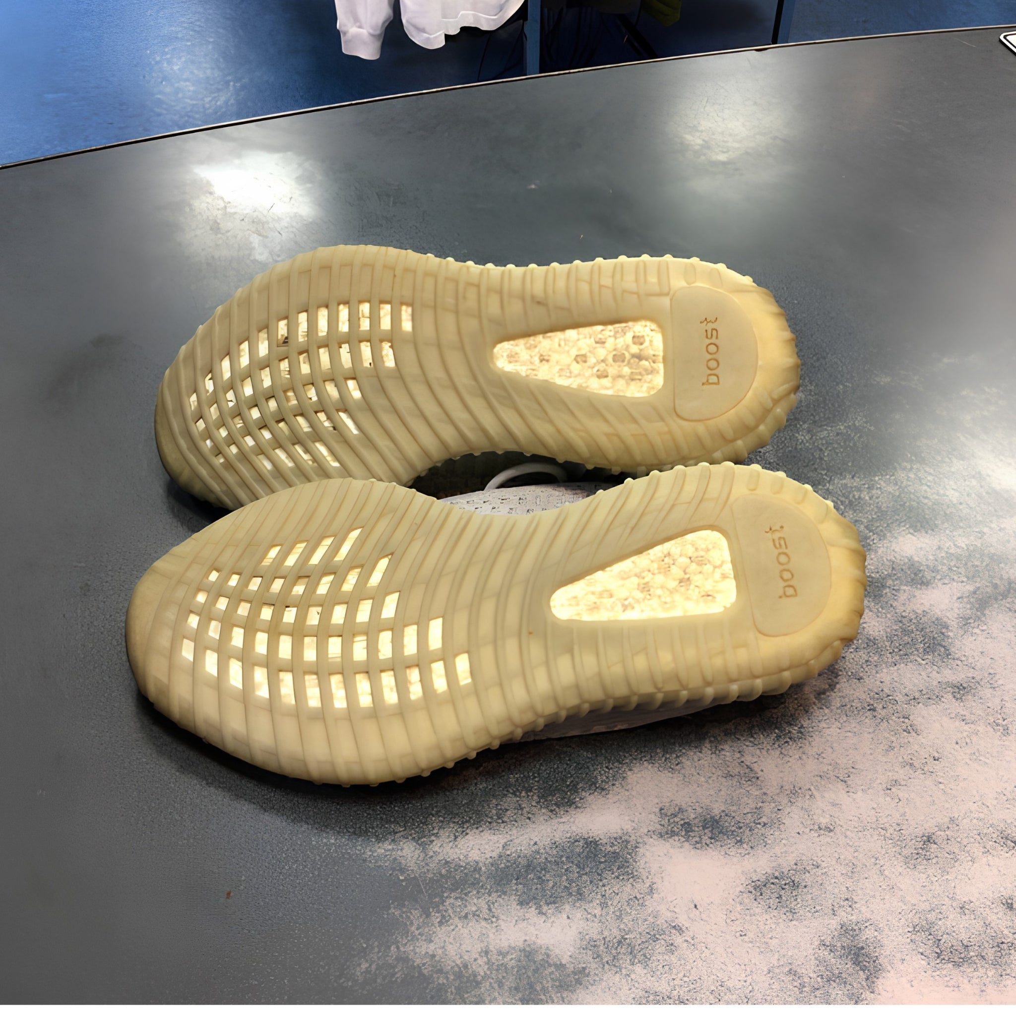 adidas Yeezy Boost 350 V2 “Tail Light” Preowned (no box) Size 11.5M - Hype World