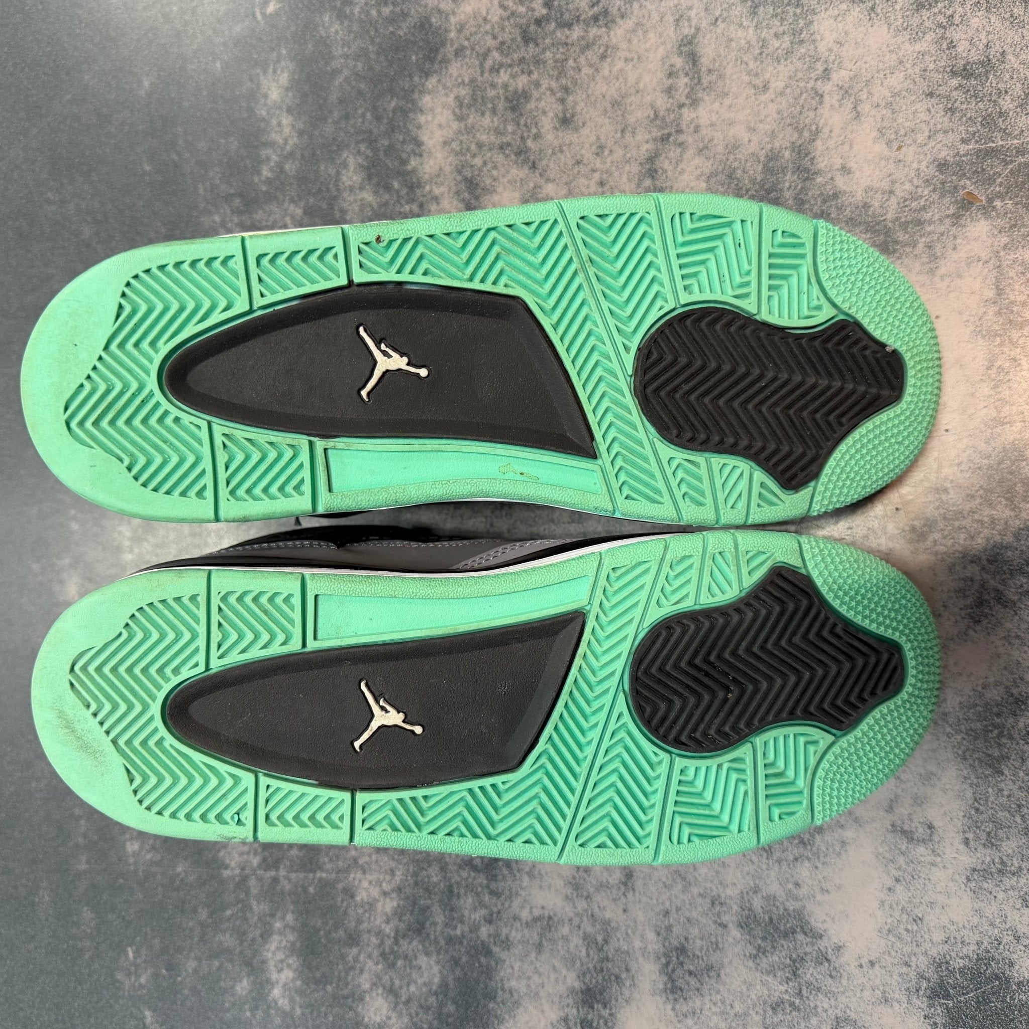 Air Jordan 4 Retro (GS) "Green Glow" Size 6Y Preowned - Hype World