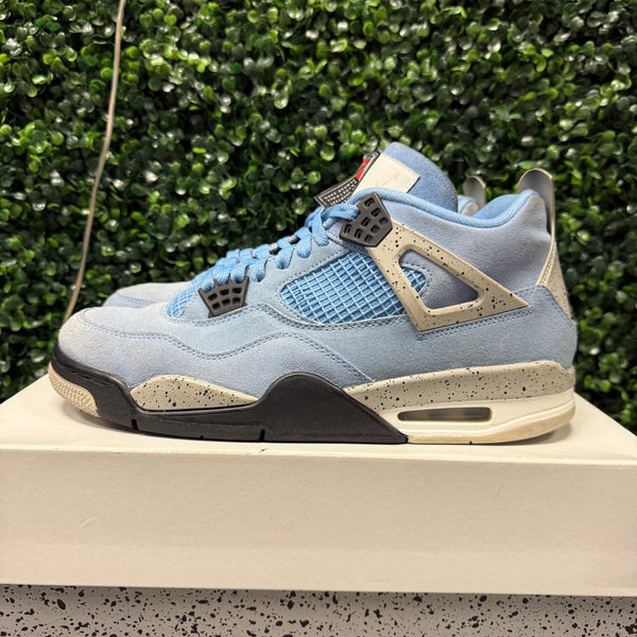 Jordan 4 "University Blue" Size 11 Preowned