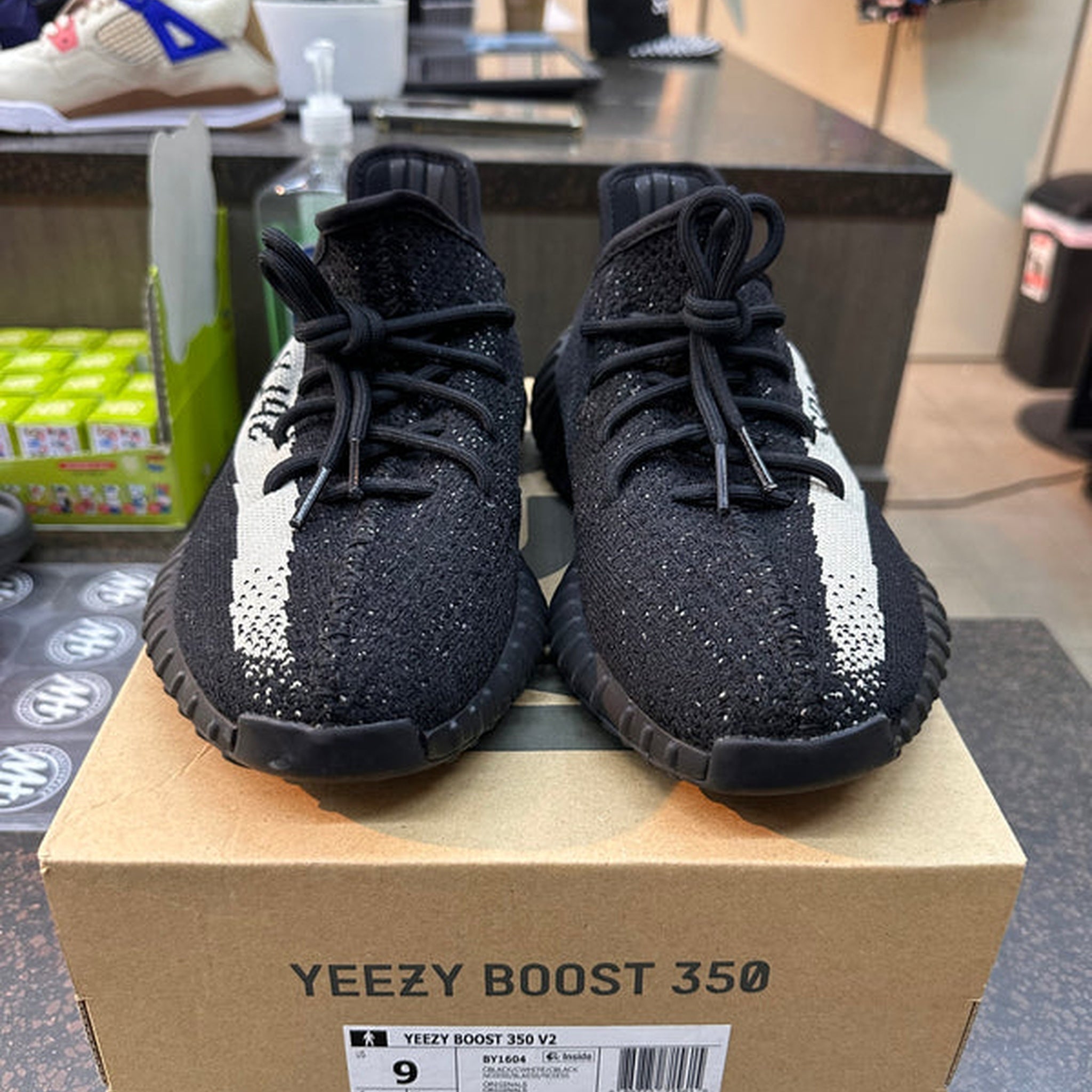 Yeezy 350 "Oreo" Preowned