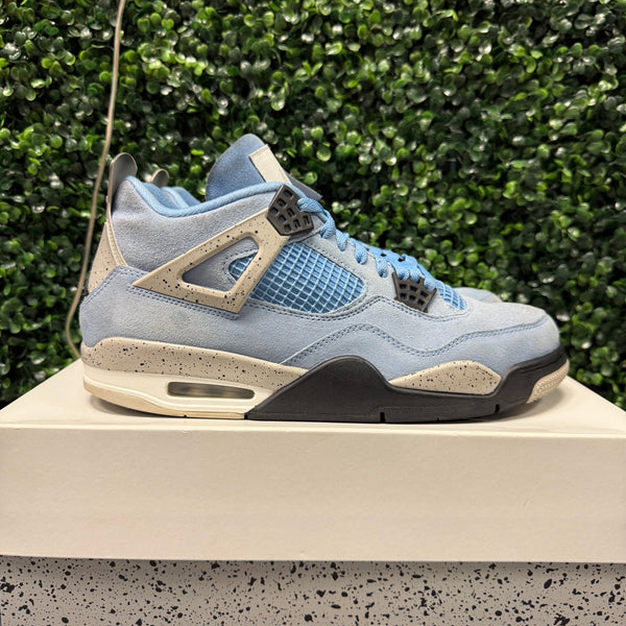 Jordan 4 "University Blue" Size 11 Preowned