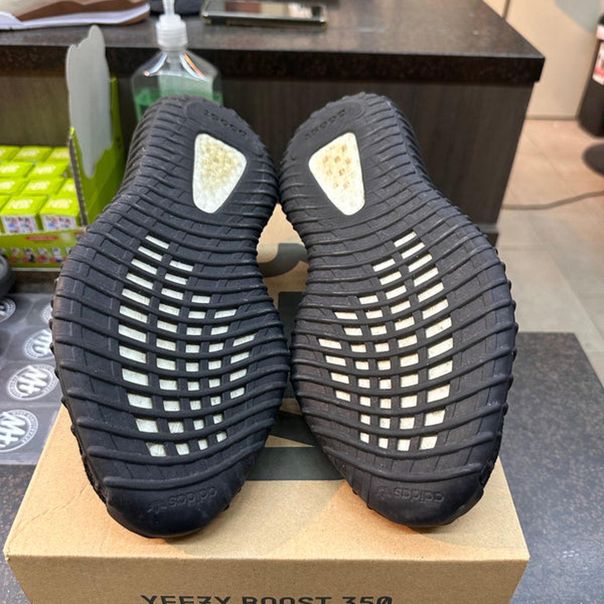 Yeezy 350 "Oreo" Preowned