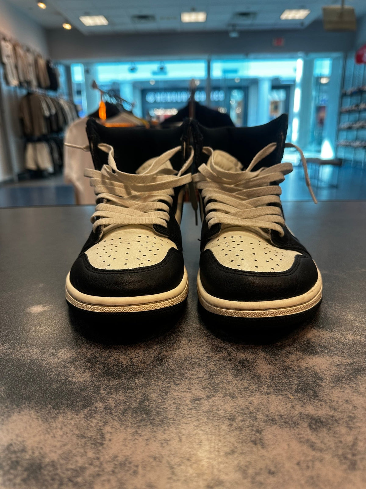 Jordan 1 " Dark Mocha" Size 10.5 Preowned - Hype World