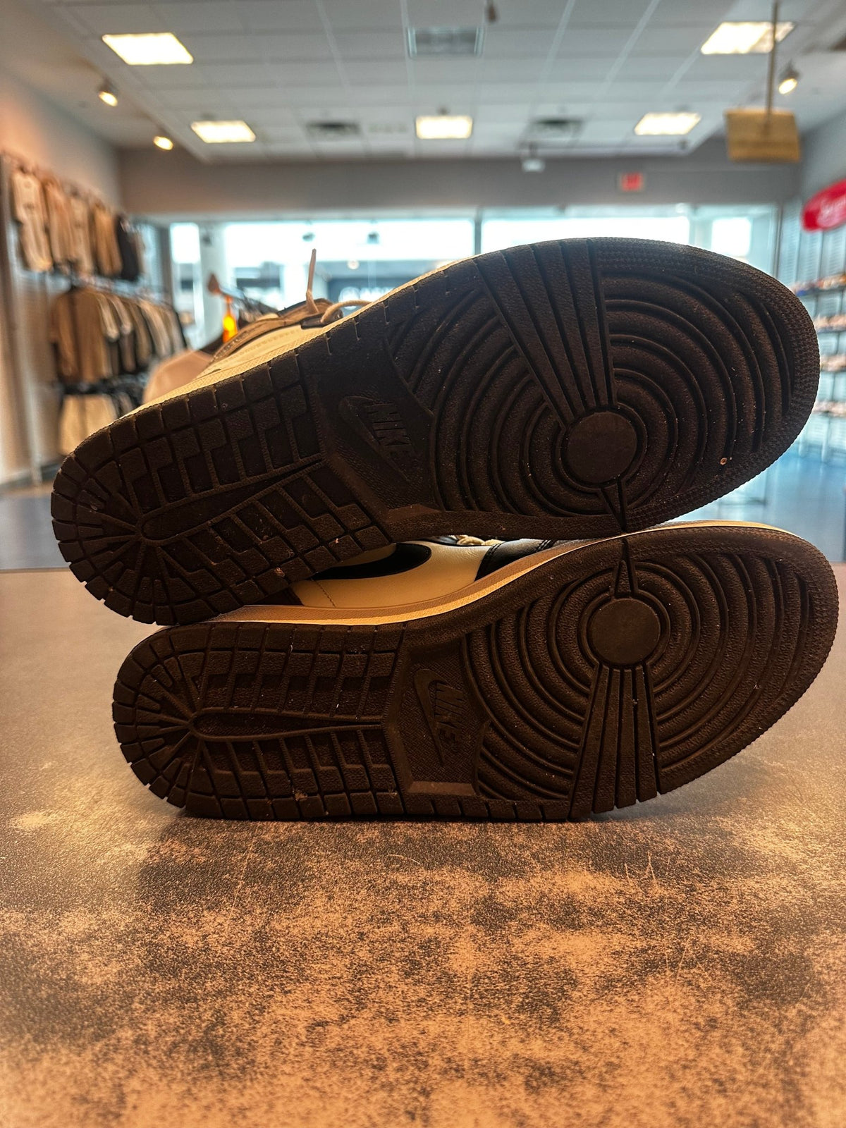 Jordan 1 " Dark Mocha" Size 10.5 Preowned - Hype World