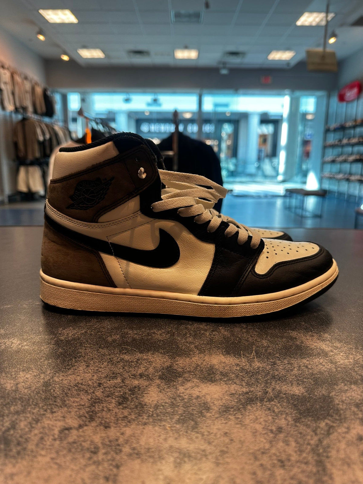 Jordan 1 " Dark Mocha" Size 10.5 Preowned - Hype World
