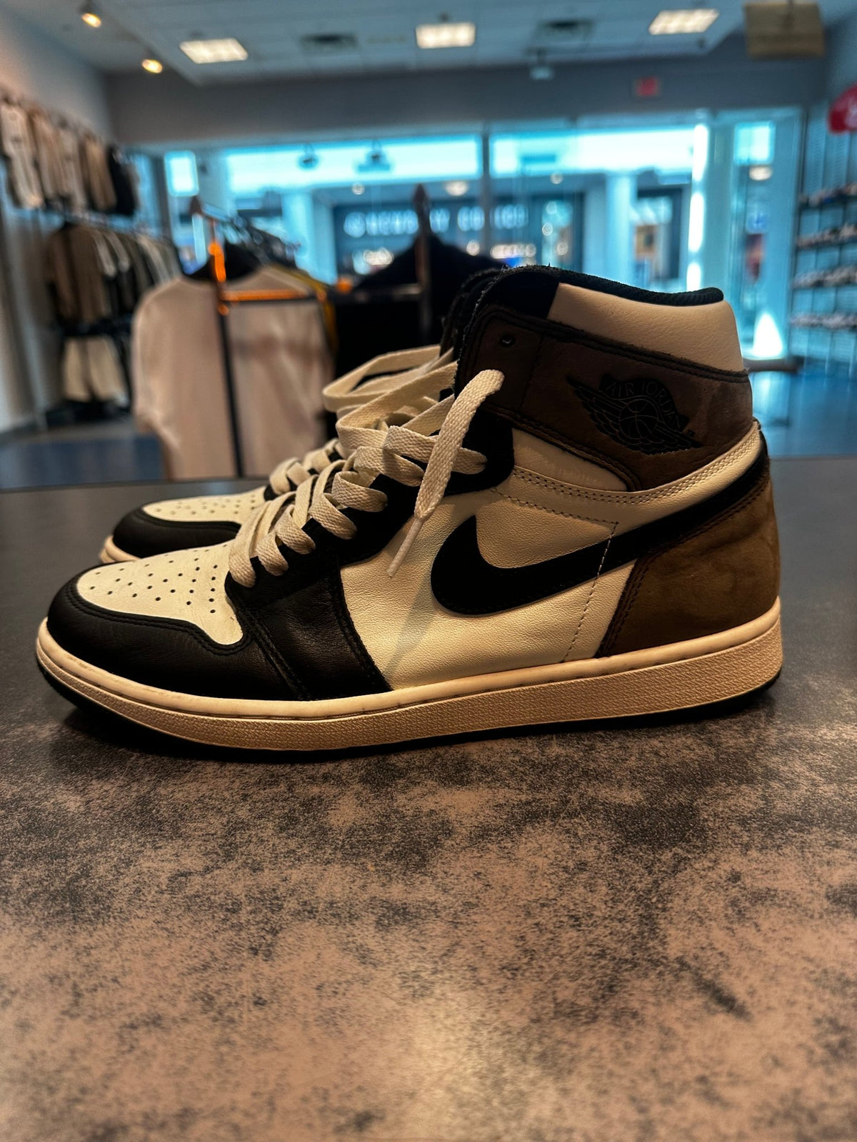 Jordan 1 " Dark Mocha" Size 10.5 Preowned - Hype World