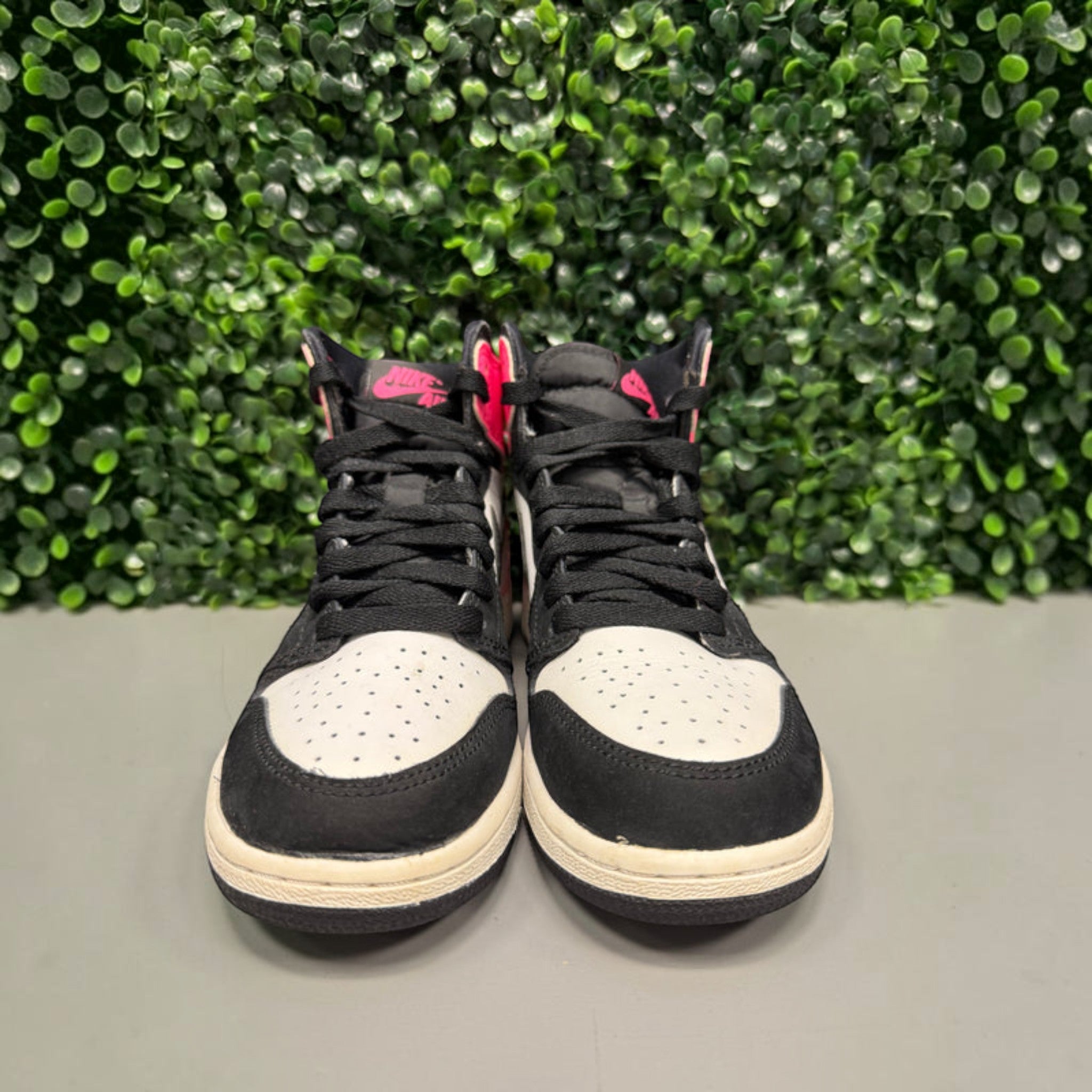 Jordan 1 High "Valentines Day" Size 4Y Preowned - Hype World