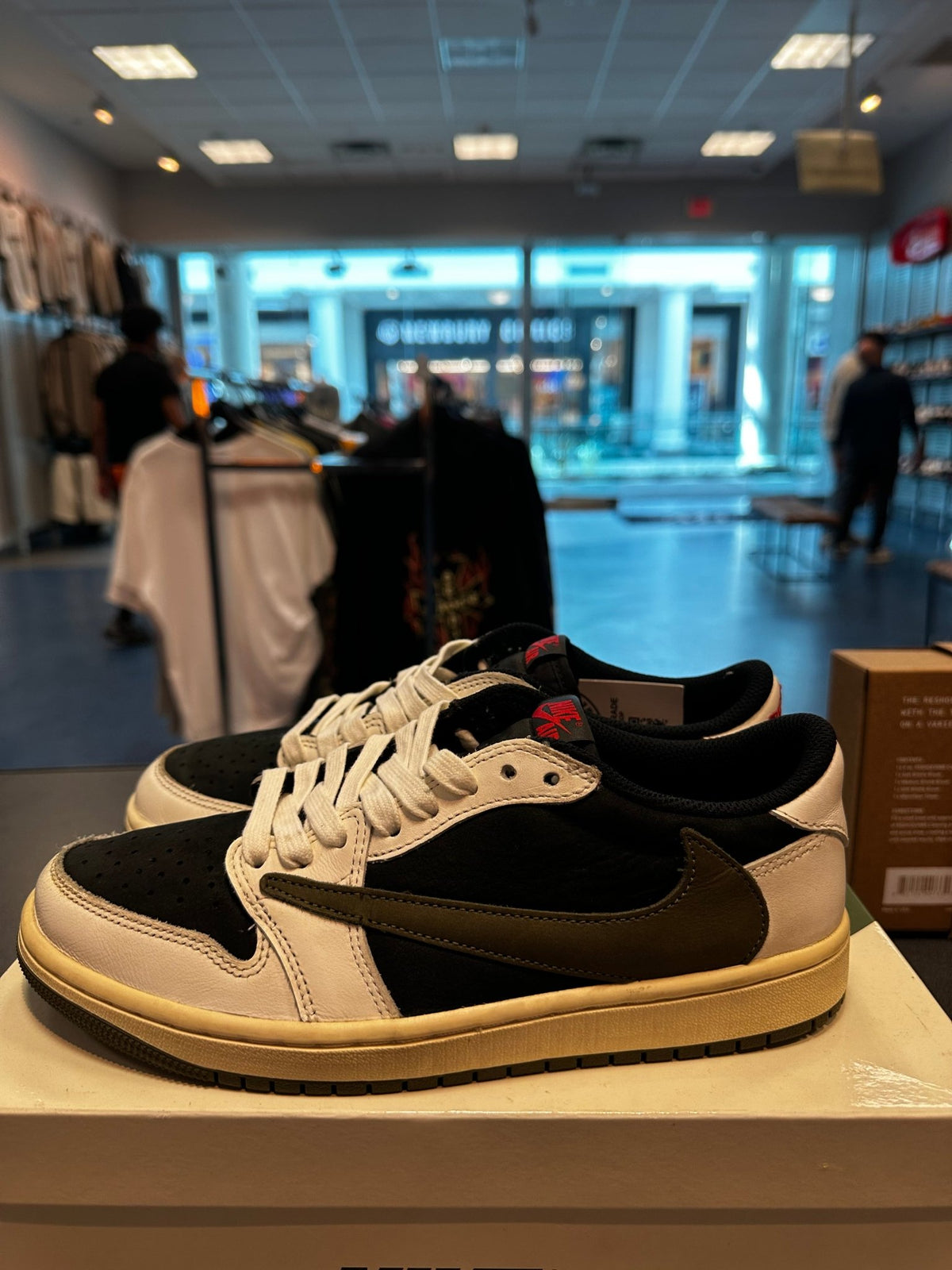 Jordan 1 Low x Travis Scott “Olive” Size 7M/8.5W Preowned - Hype World