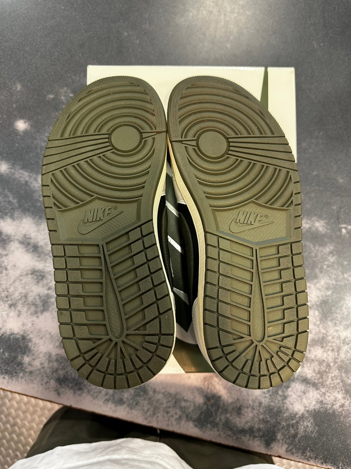 Jordan 1 Low x Travis Scott “Olive” Size 7M/8.5W Preowned - Hype World