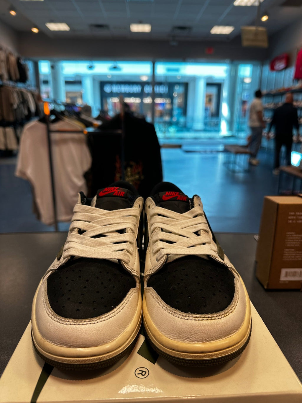 Jordan 1 Low x Travis Scott “Olive” Size 7M/8.5W Preowned - Hype World