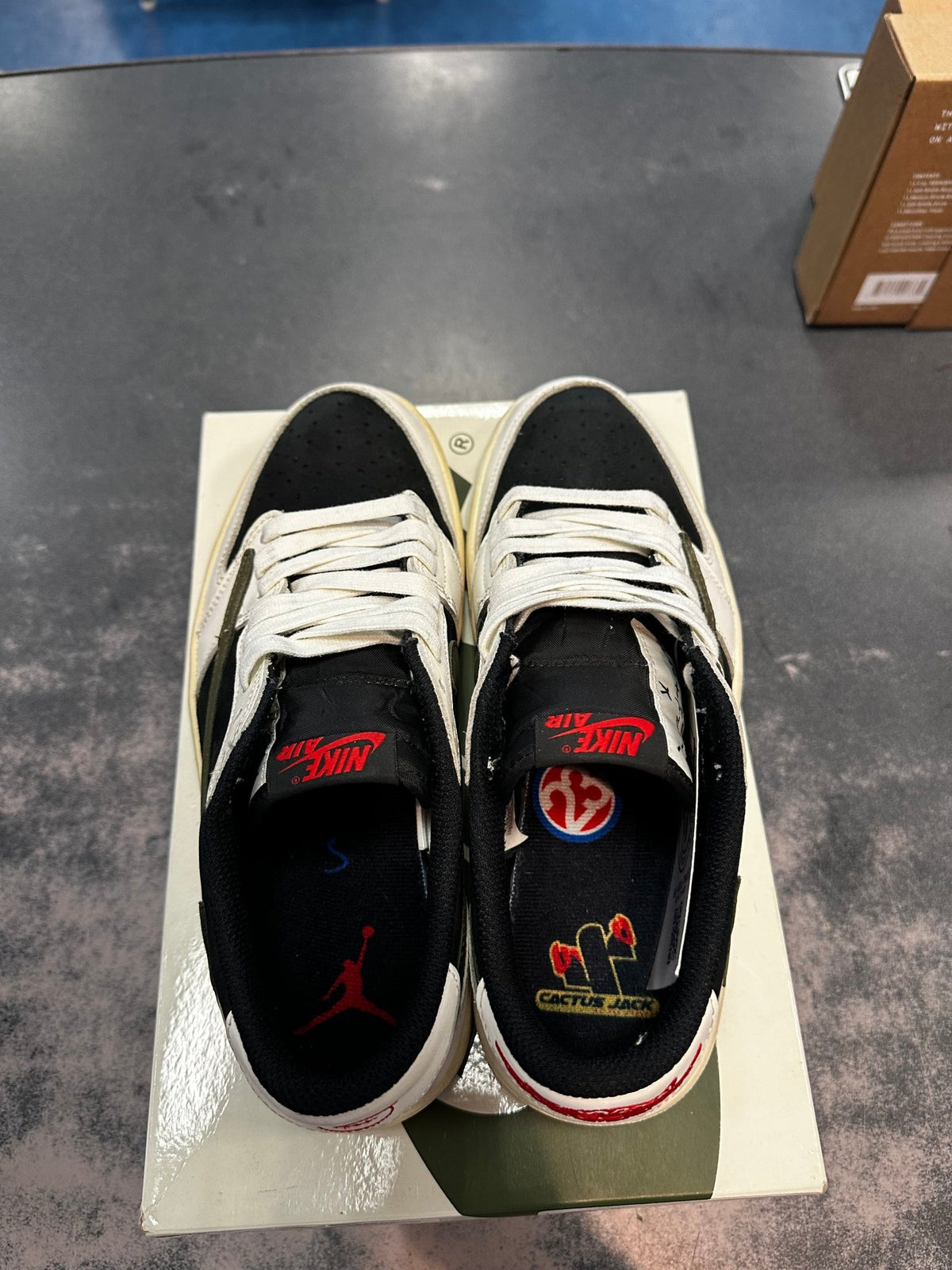 Jordan 1 Low x Travis Scott “Olive” Size 7M/8.5W Preowned - Hype World