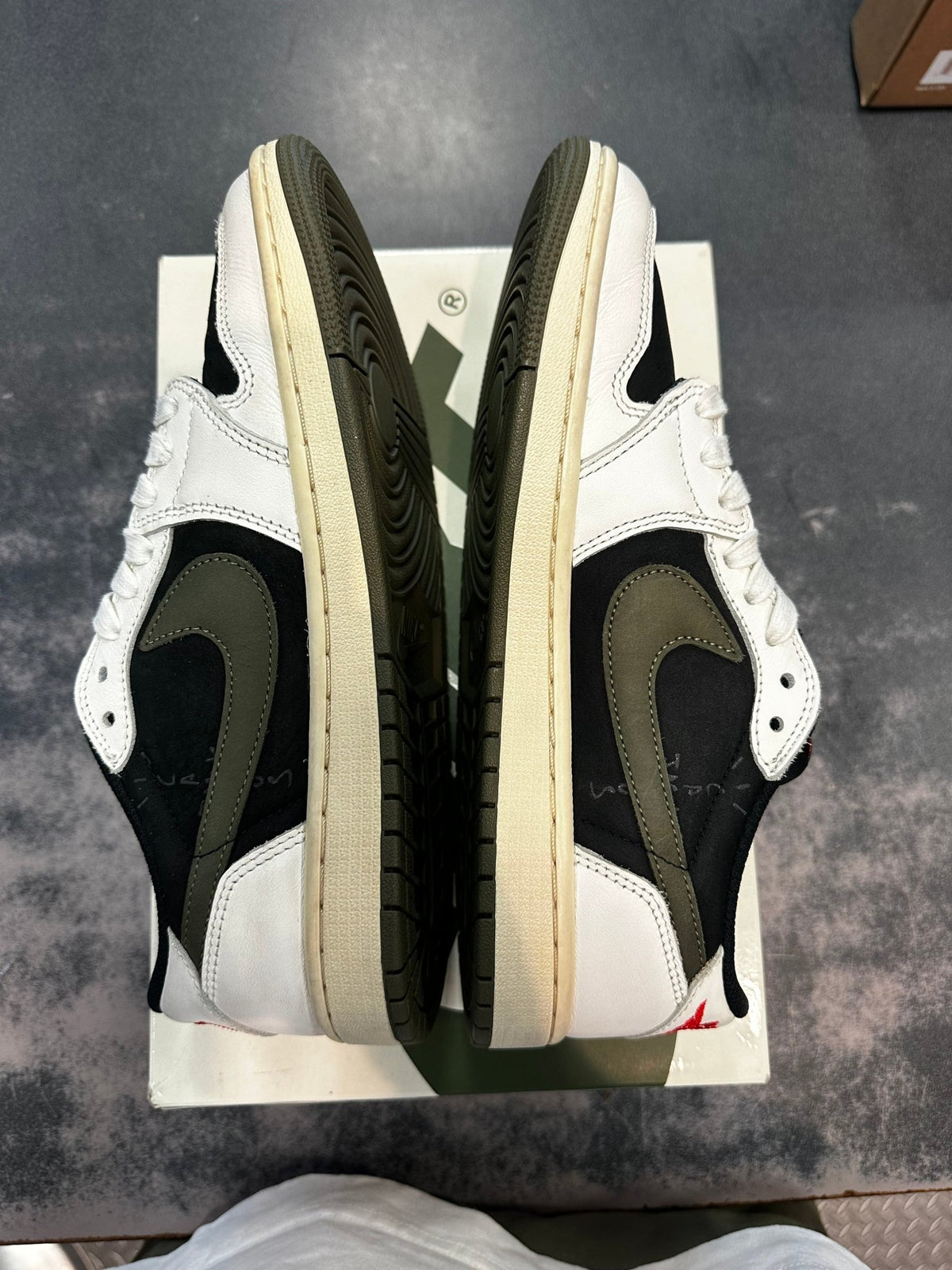 Jordan 1 Low x Travis Scott “Olive” Size 7M/8.5W Preowned - Hype World