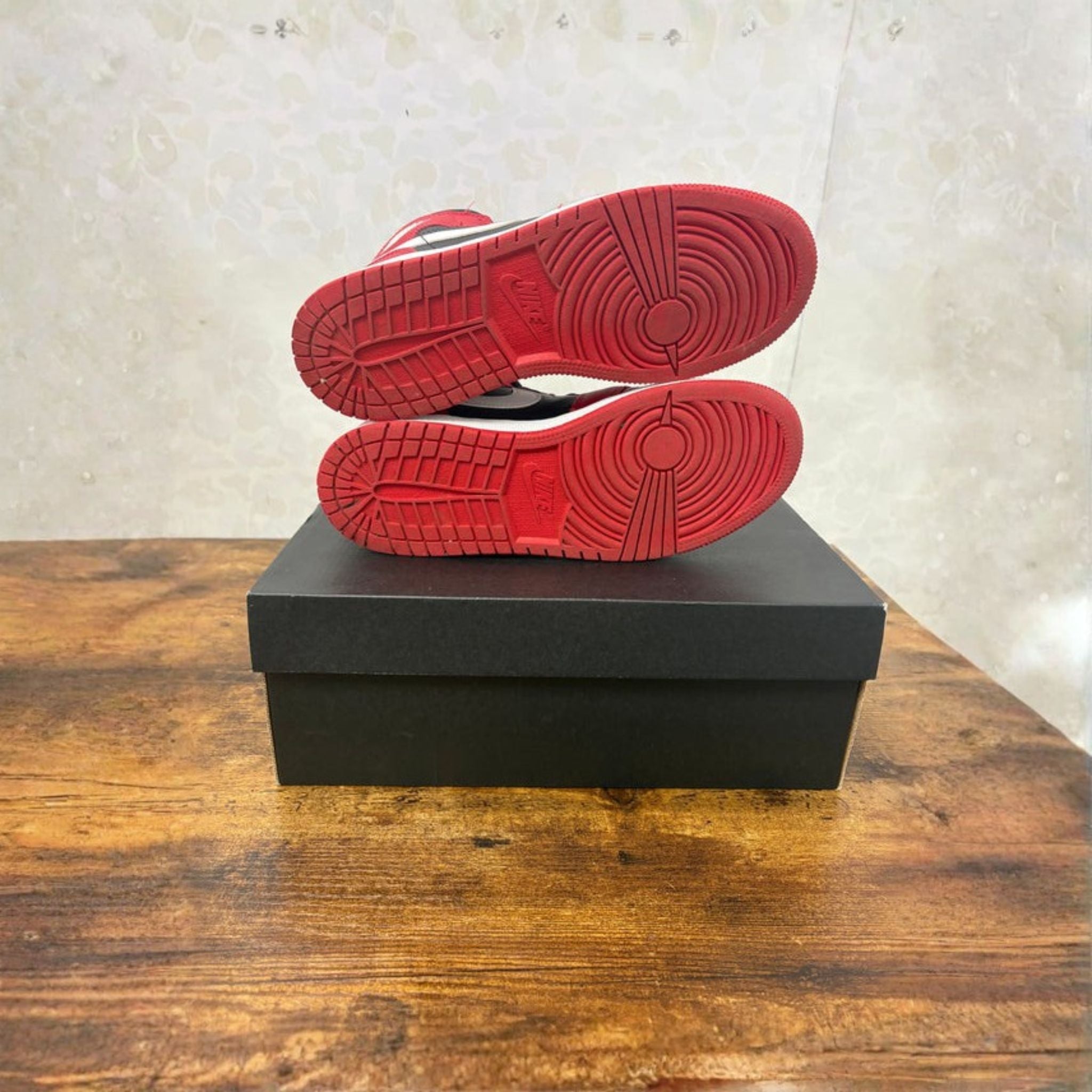 Jordan 1 Mid “Gym Red Black White” Size 7Y Preowned - Hype World