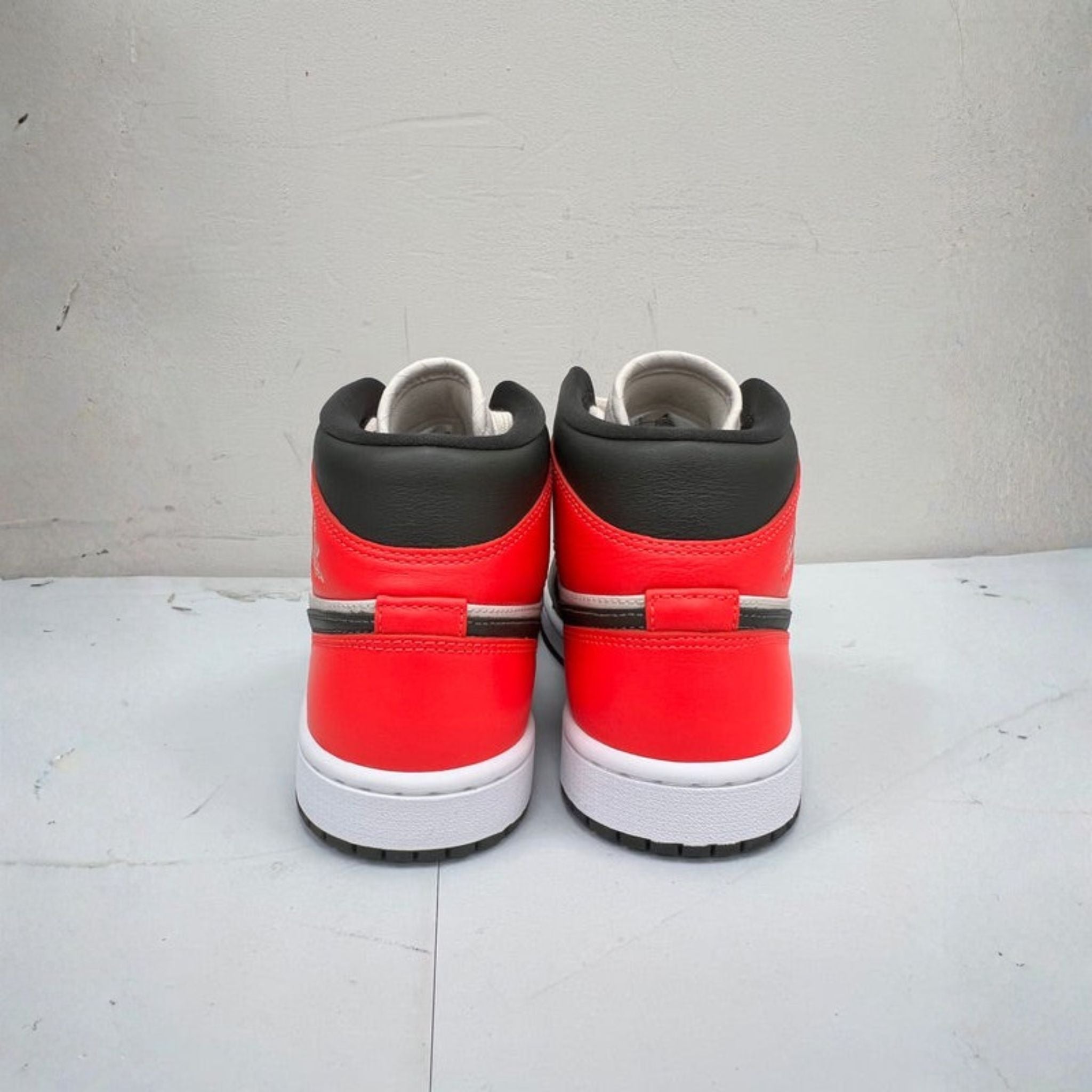 Jordan 1 Mid “Orewood Brown” Size 7.5W/6M Preowned - Hype World