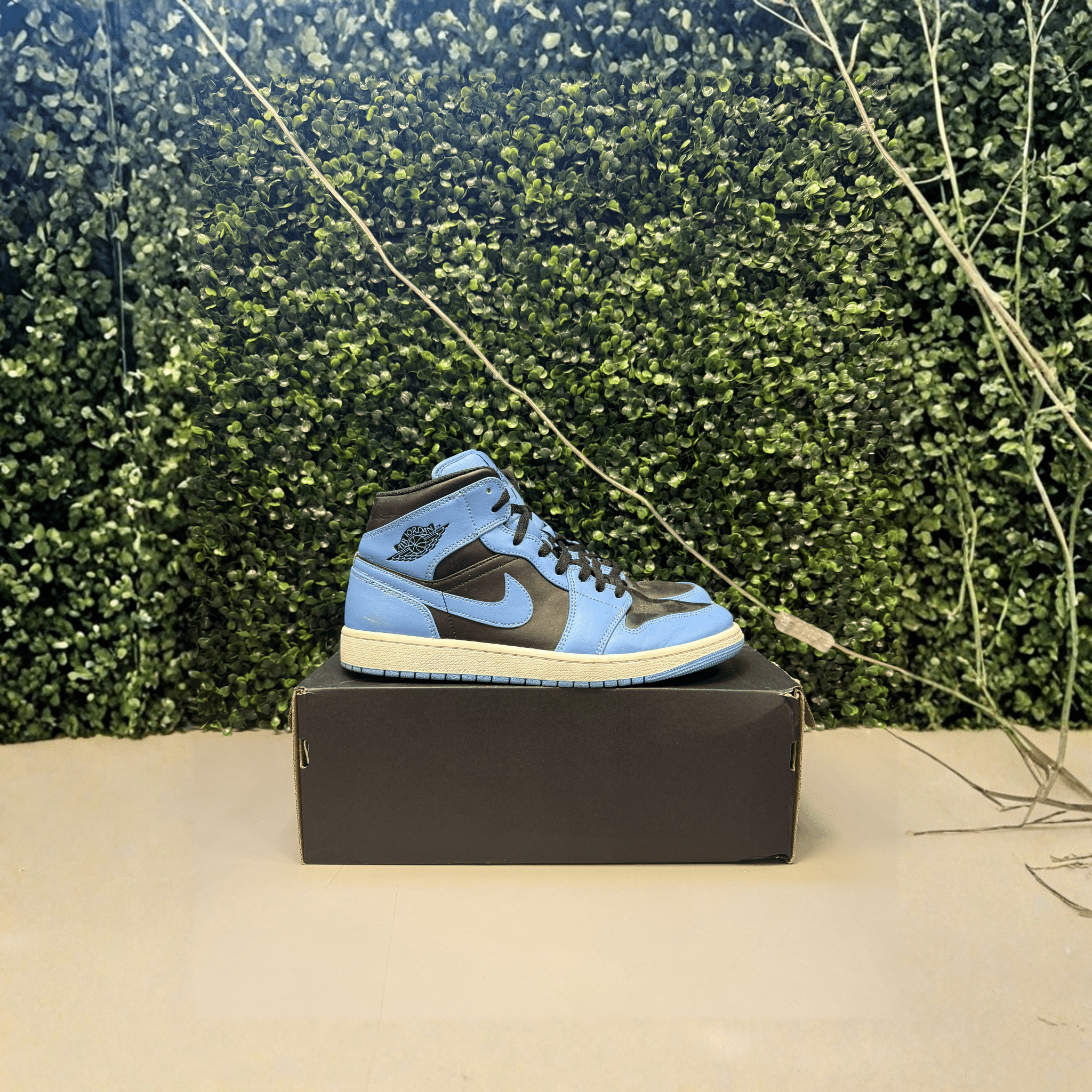 Jordan 1 Mid "University Blue Black" Size 11 Preowned - Hype World