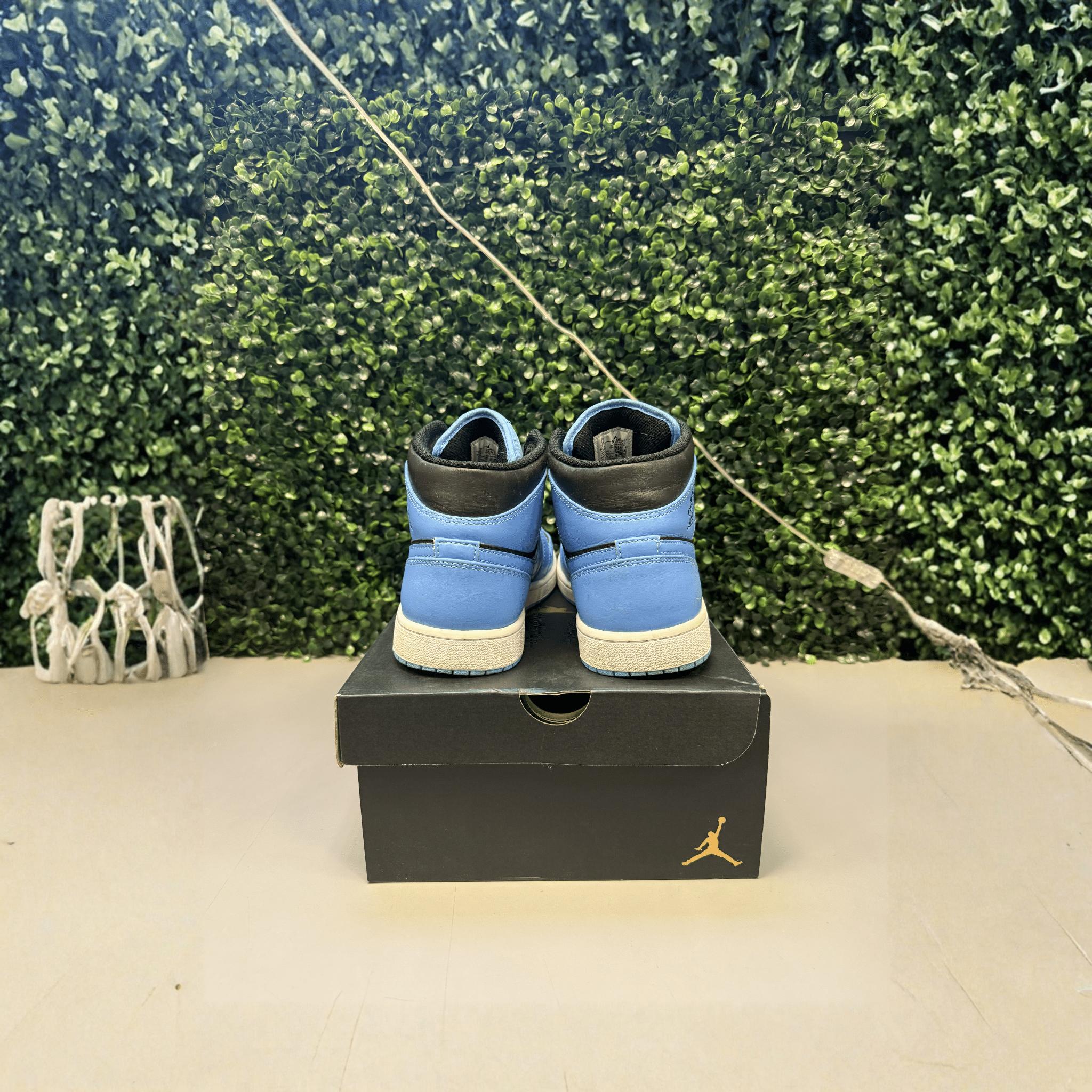 Jordan 1 Mid "University Blue Black" Size 11 Preowned - Hype World