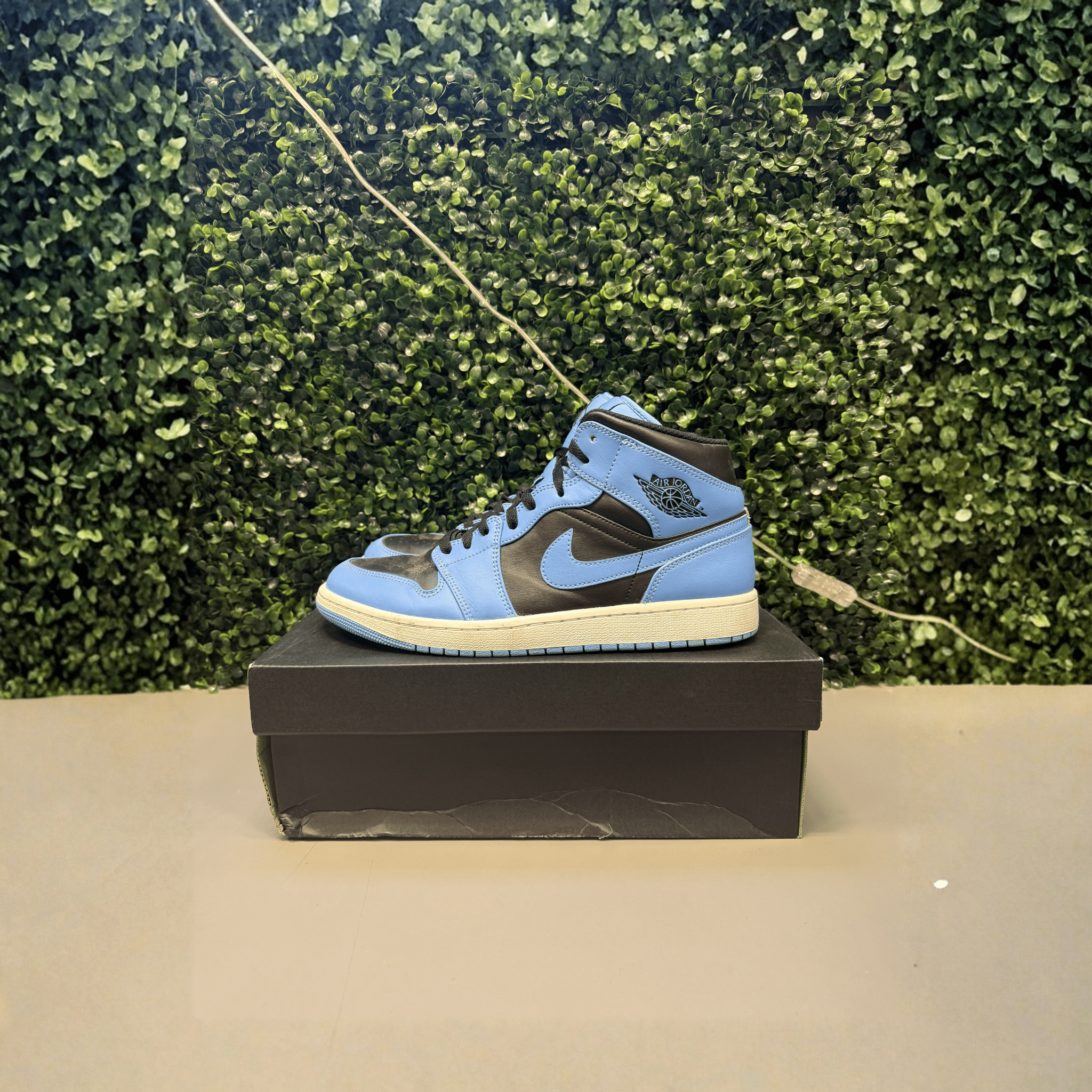 Jordan 1 Mid "University Blue Black" Size 11 Preowned - Hype World