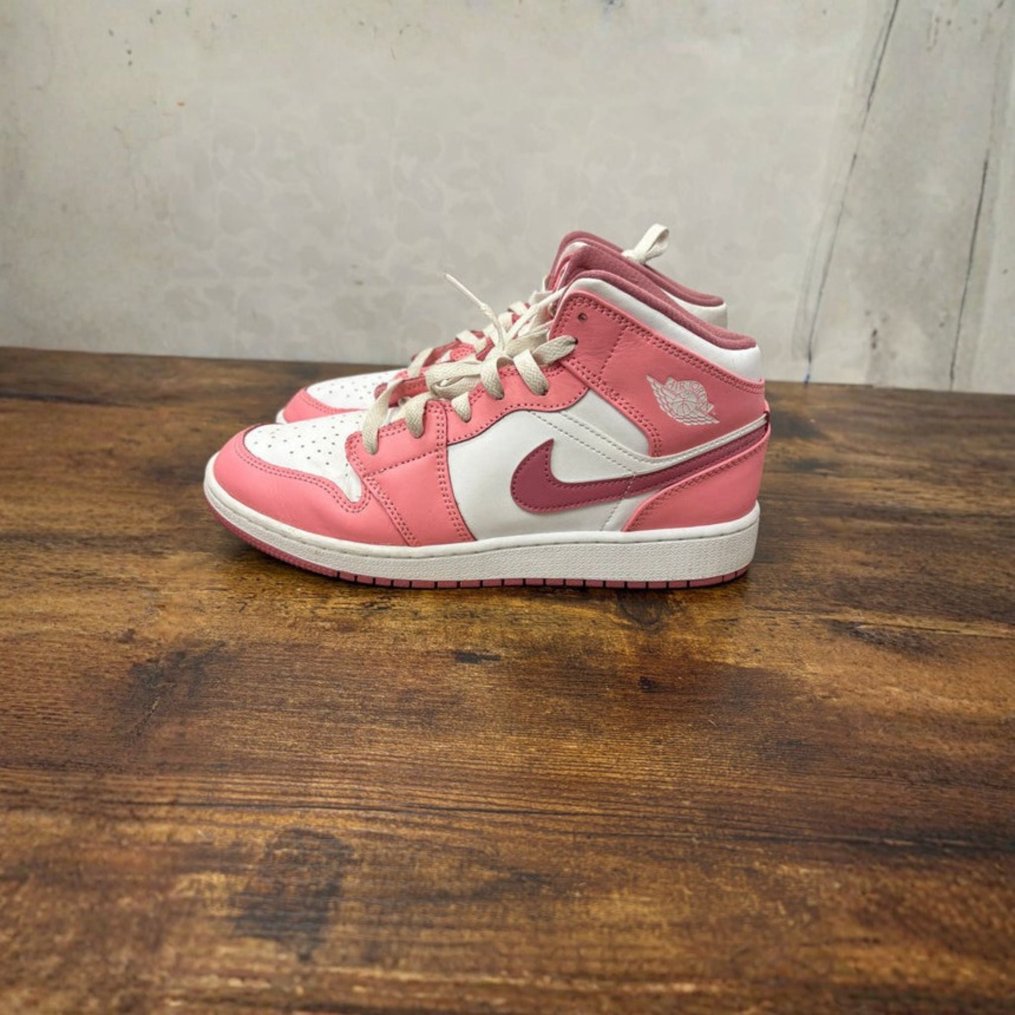 Jordan 1 Mid “Valentines Day” Size 7Y Preowned No Box - Hype World
