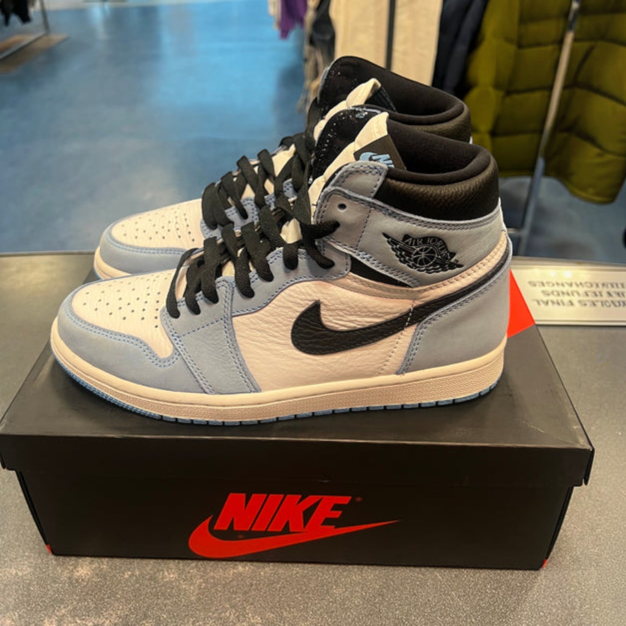 Jordan 1 "University Blue" Size 8M Preowned - Hype World