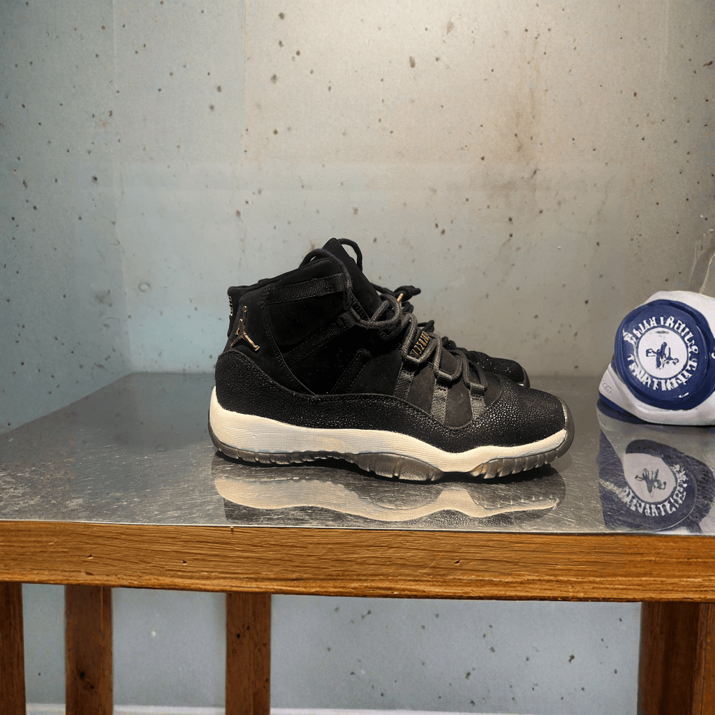 Jordan 11 Retro "Heiress Black Stingray" Size 6 Preowned - Hype World