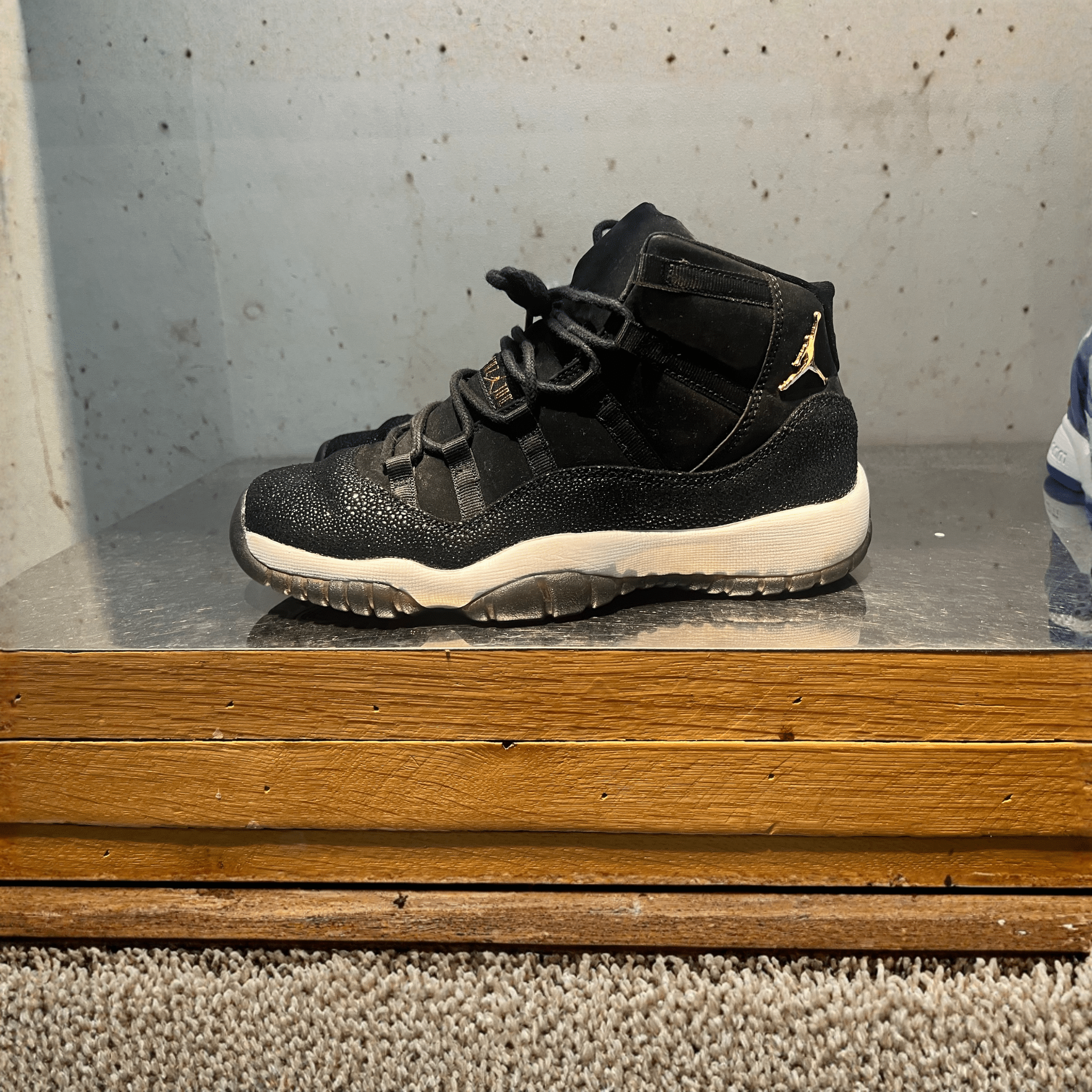 Jordan 11 Retro "Heiress Black Stingray" Size 6 Preowned - Hype World