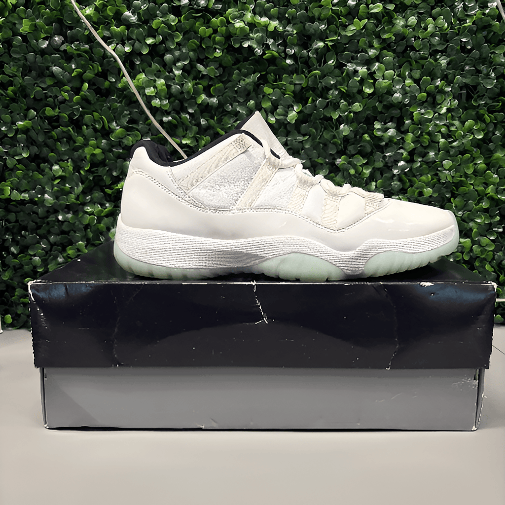 Jordan 11 Retro Low "Legend Blue" Size 9.5 Preowned - Hype World