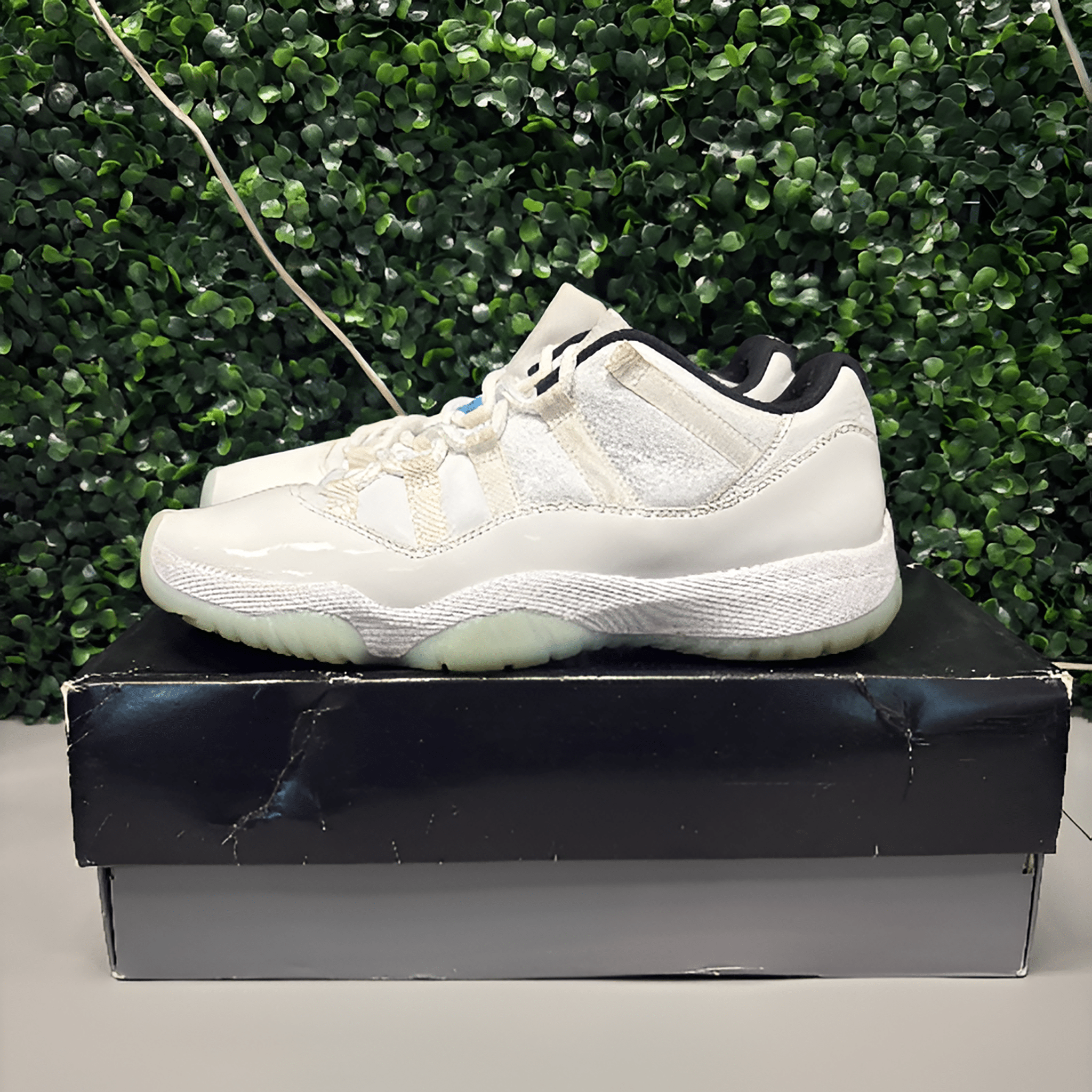 Jordan 11 Retro Low "Legend Blue" Size 9.5 Preowned - Hype World