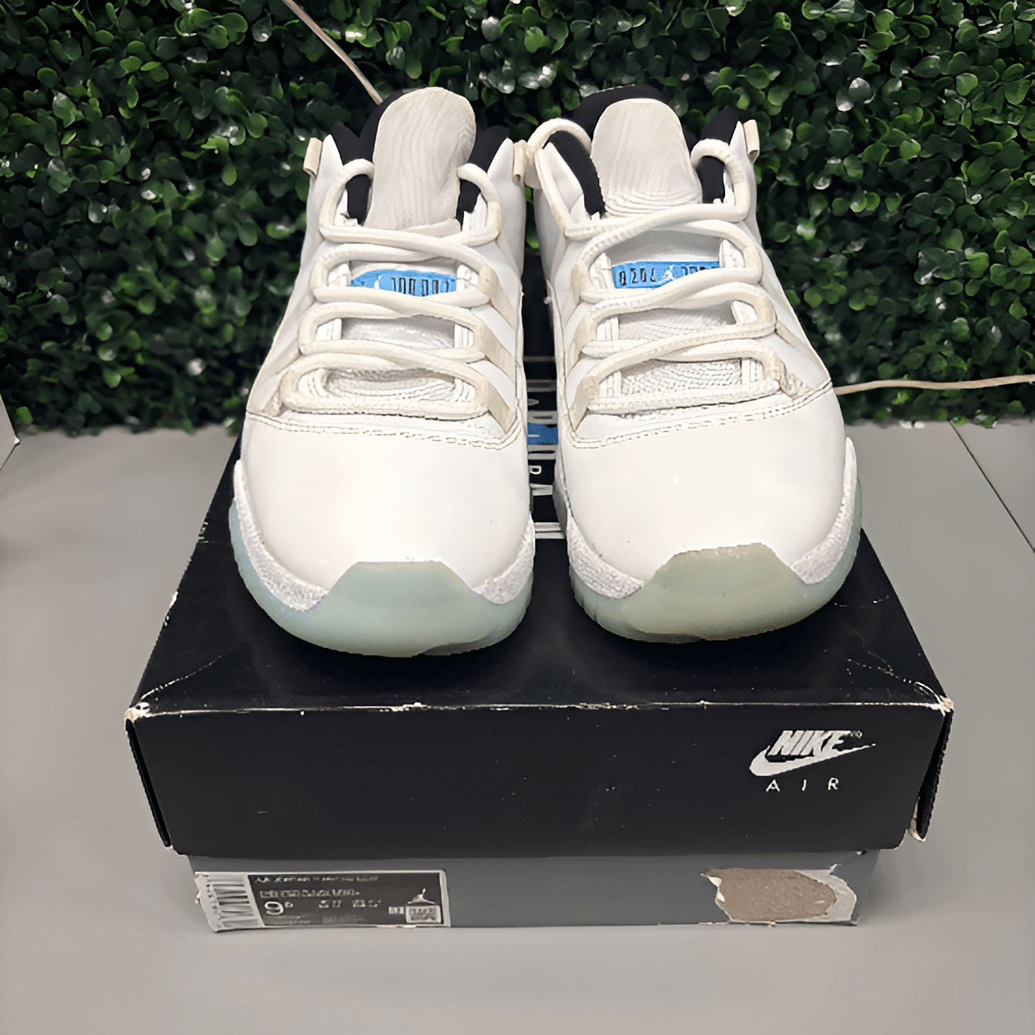 Jordan 11 Retro Low "Legend Blue" Size 9.5 Preowned - Hype World