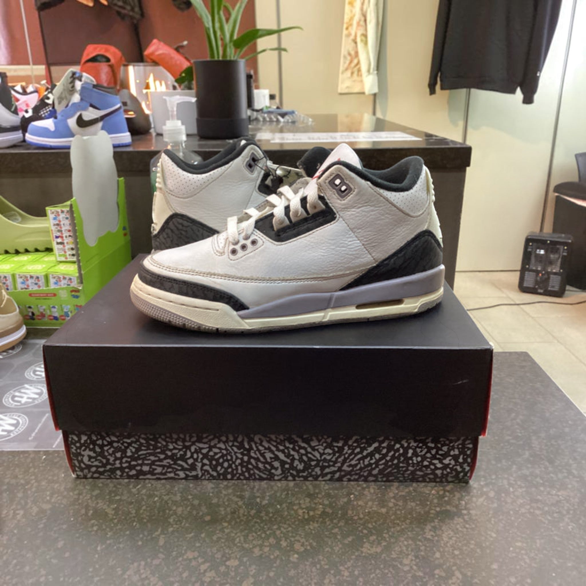 Jordan 3 “Cement Grey” Size 5Y Preowned - Hype World