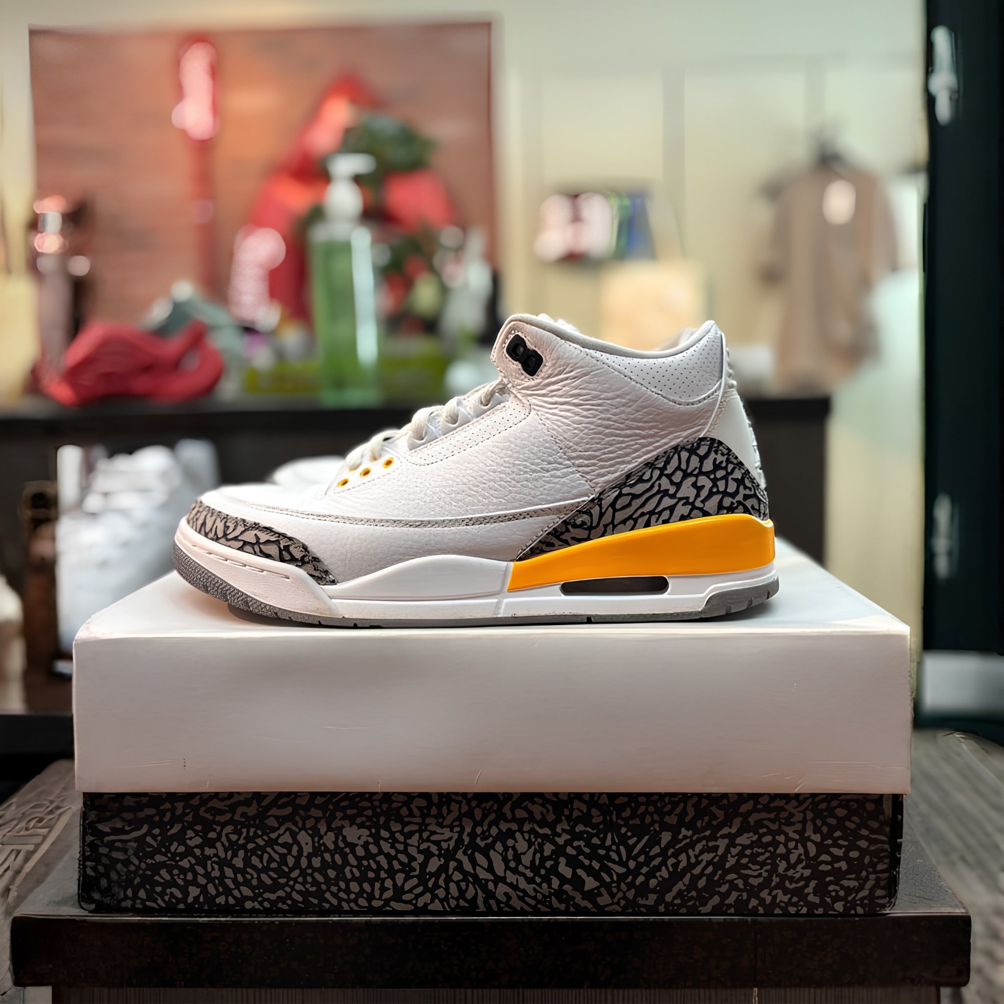 Jordan 3 "Laser Orange" (Women's) Size 11W/9.5M Preowned - Hype World