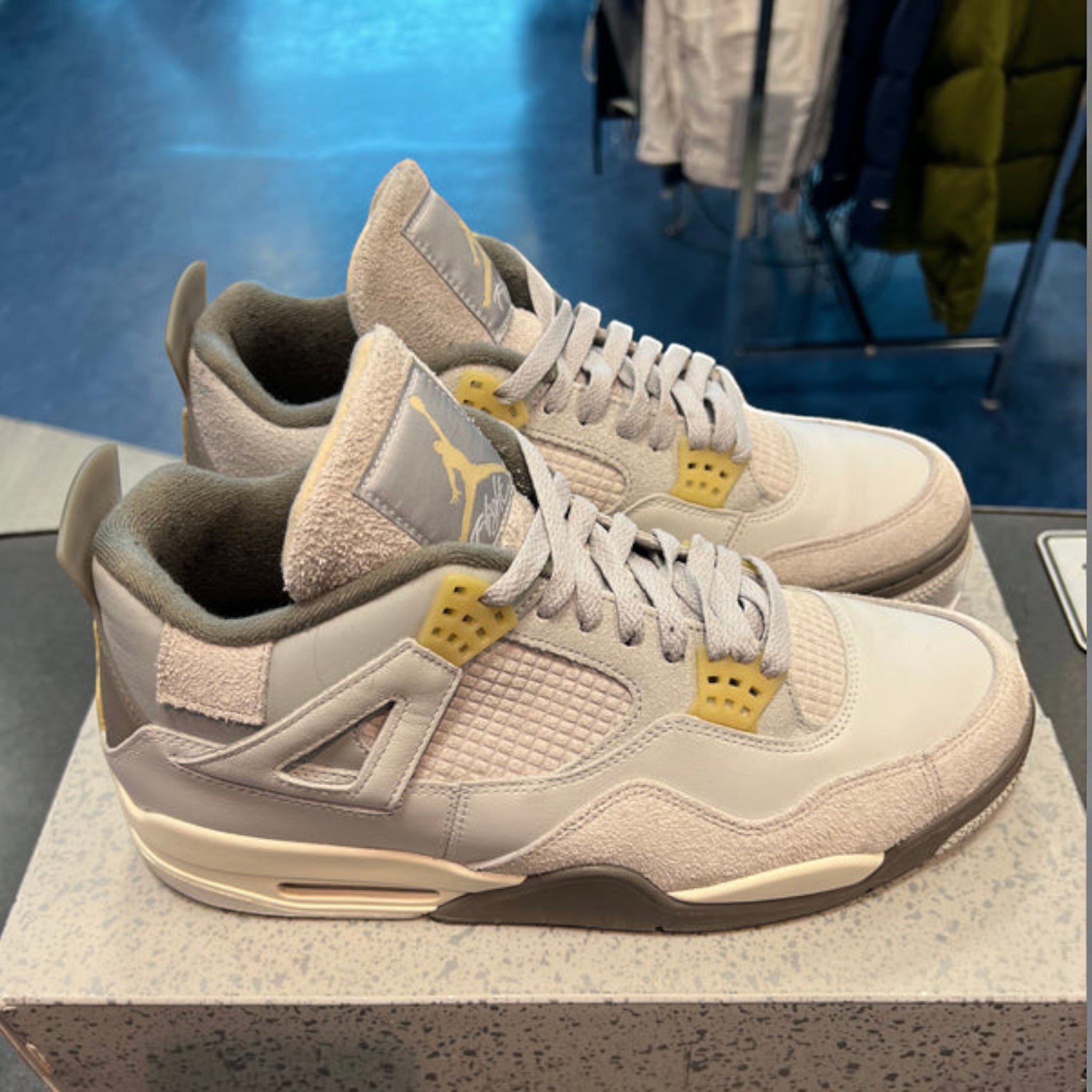 Jordan 4 "Craft Photon Dust" Size 12M Preowned - Hype World