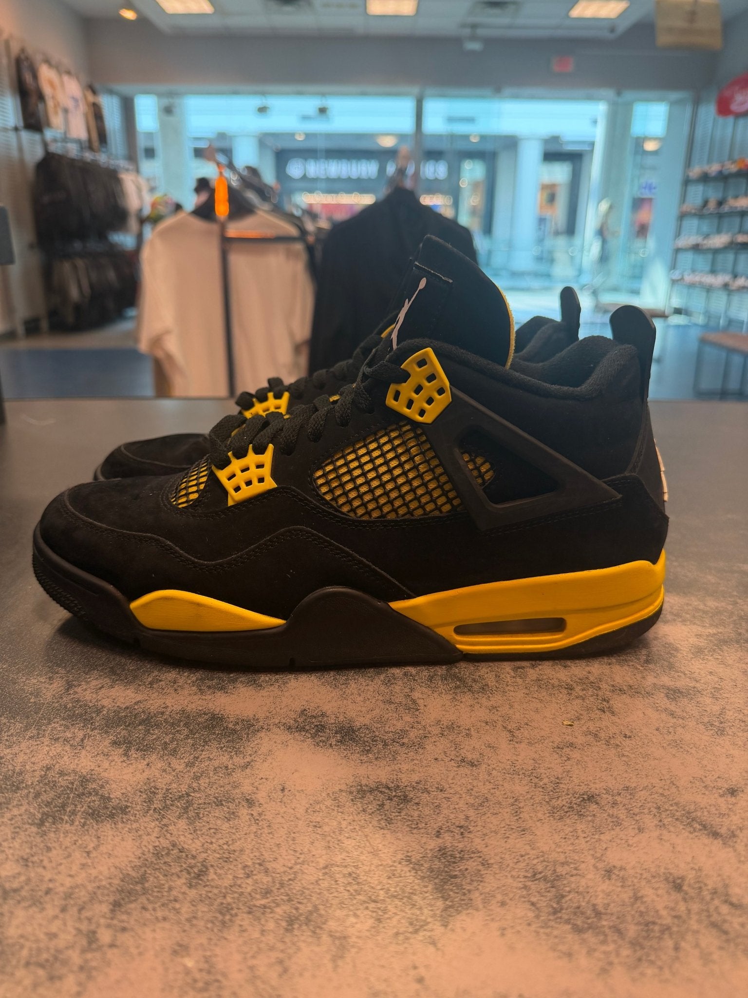 Jordan 4 Retro Thunder (2023) Size 11 PREOWNED NO BOX - Hype World