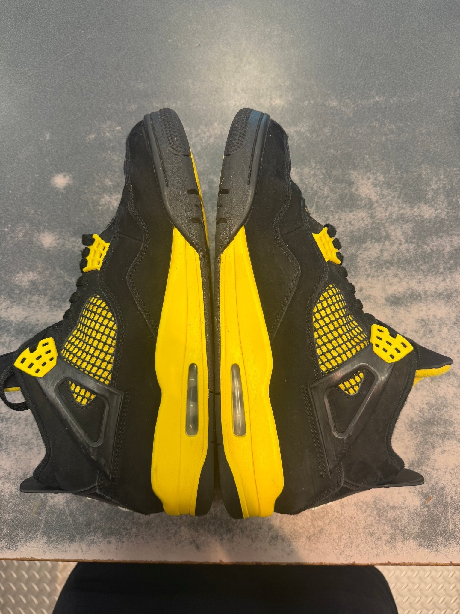 Jordan 4 Retro Thunder (2023) Size 11 PREOWNED NO BOX - Hype World