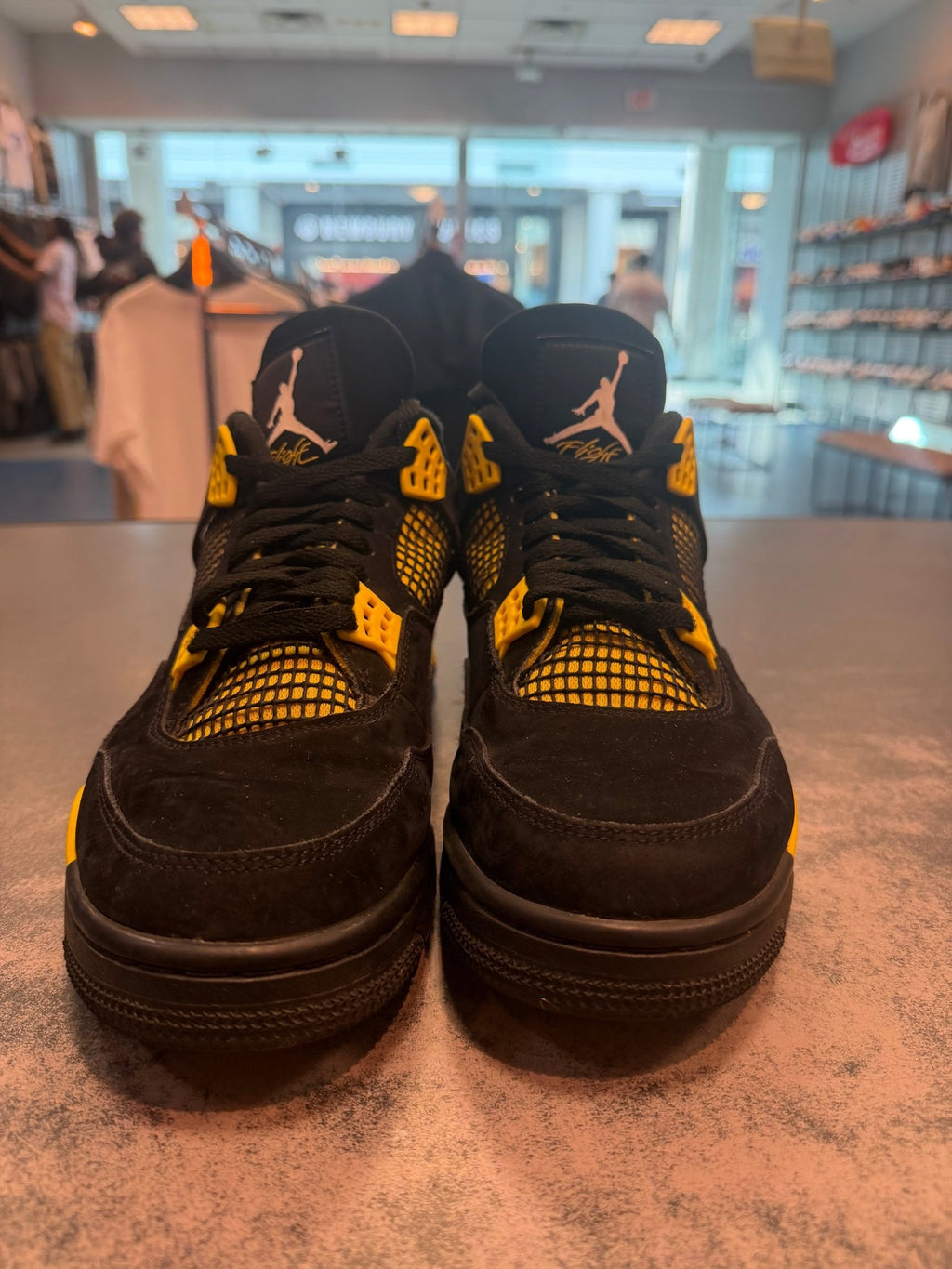 Jordan 4 Retro Thunder (2023) Size 11 PREOWNED NO BOX - Hype World