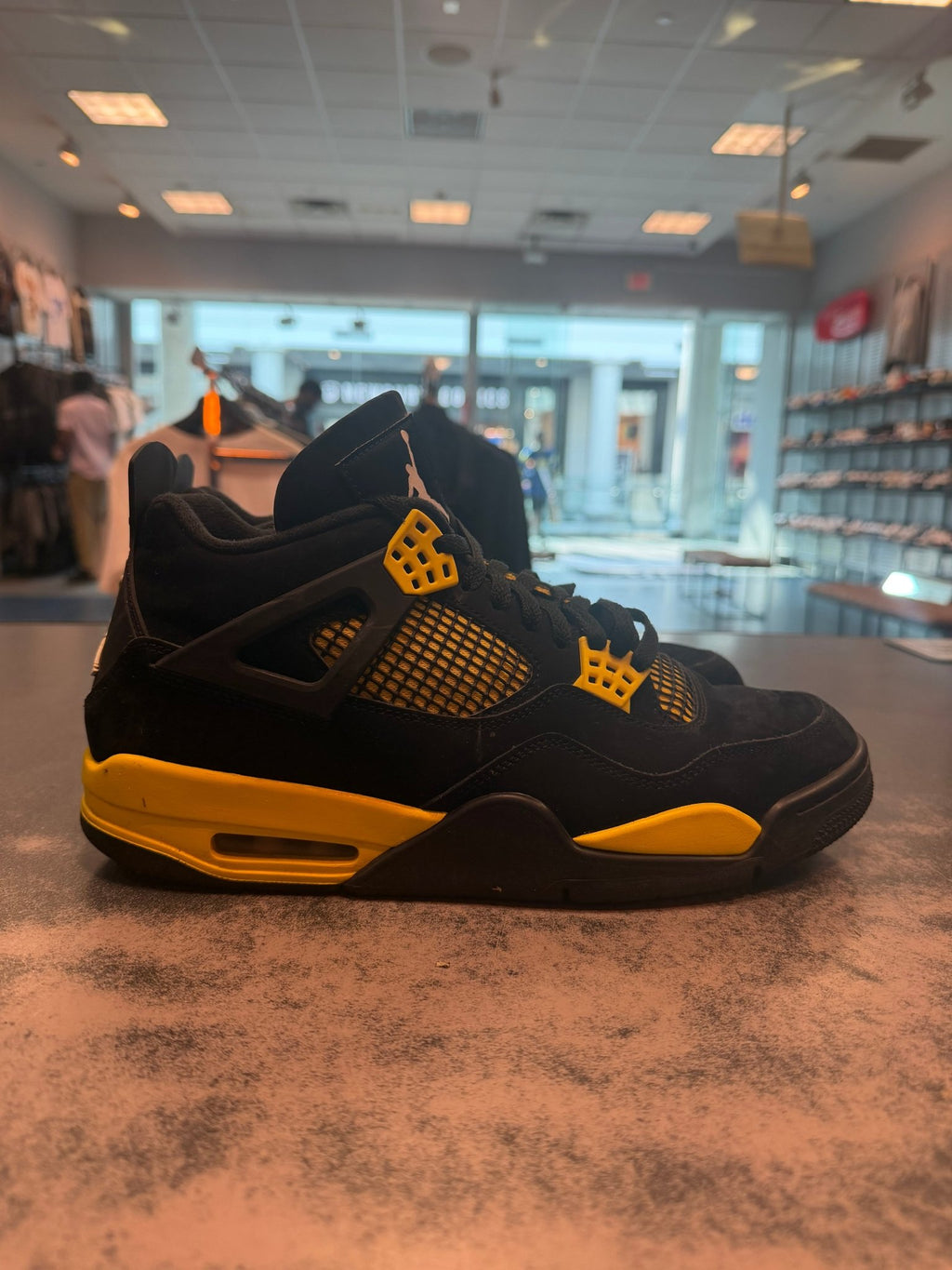 Jordan 4 Retro Thunder (2023) Size 11 PREOWNED NO BOX - Hype World