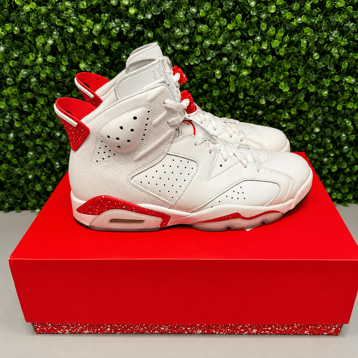Jordan 6 "Red Oreo" Size 9.5 Preowned - Hype World