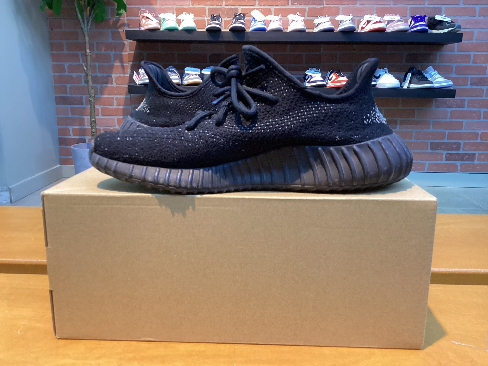 Yeezy 350 v2 Core Black size 9.5 Preowned - Hype World