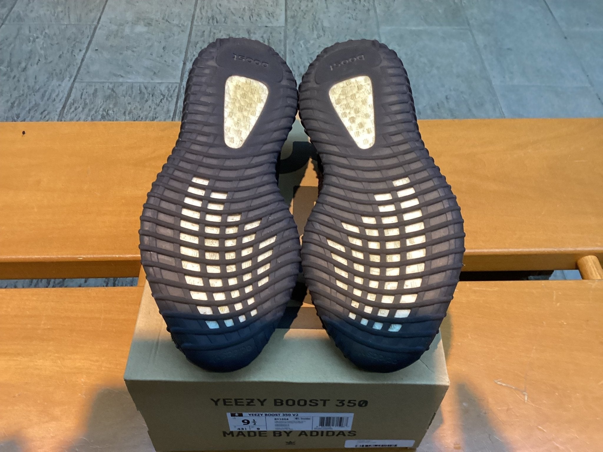 Yeezy 350 v2 Core Black size 9.5 Preowned - Hype World