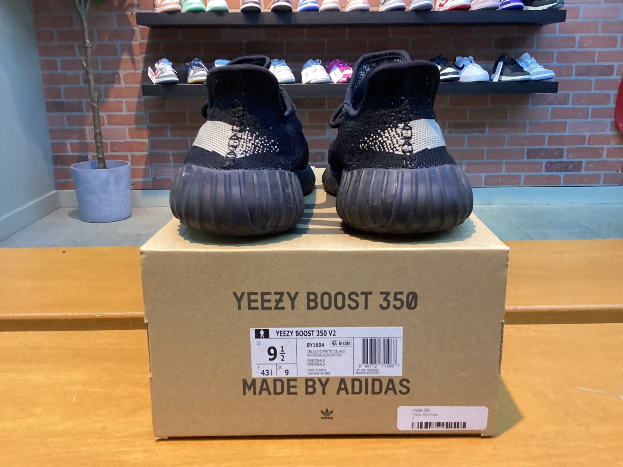 Yeezy 350 v2 Core Black size 9.5 Preowned - Hype World