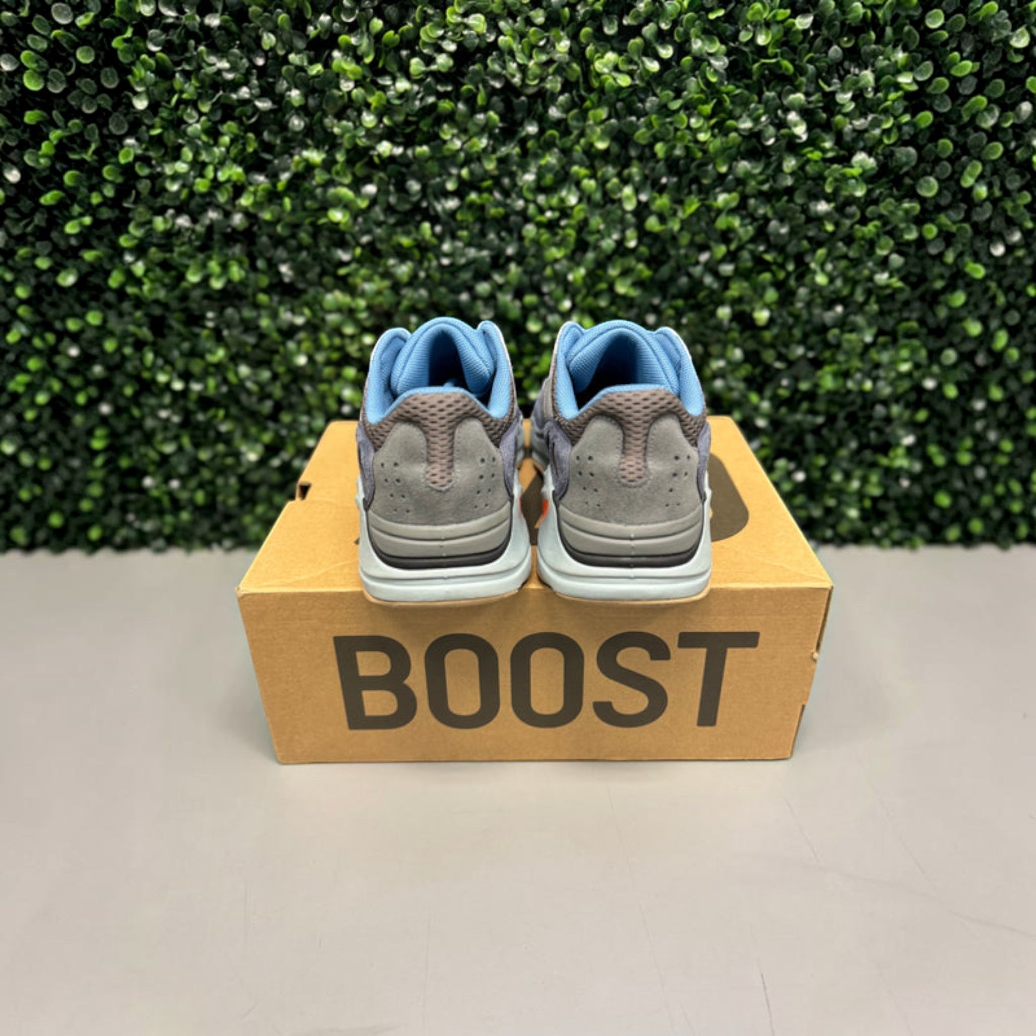 Yeezy 700 "Carbon Blue" Size 10 Preowned - Hype World
