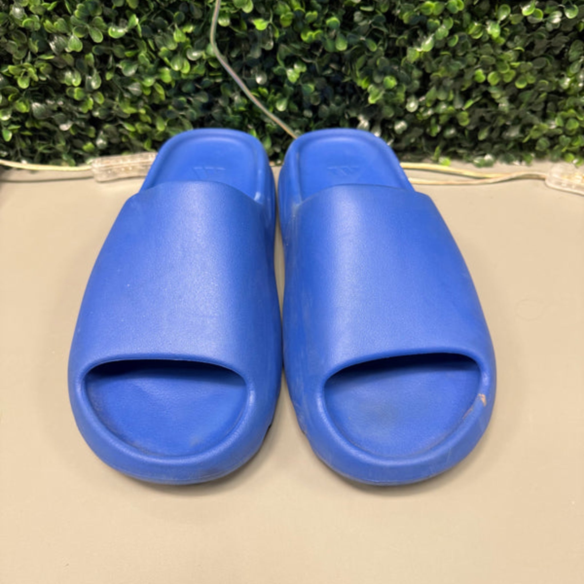 Yeezy Slide "Azure" Size 13 Preowned - Hype World
