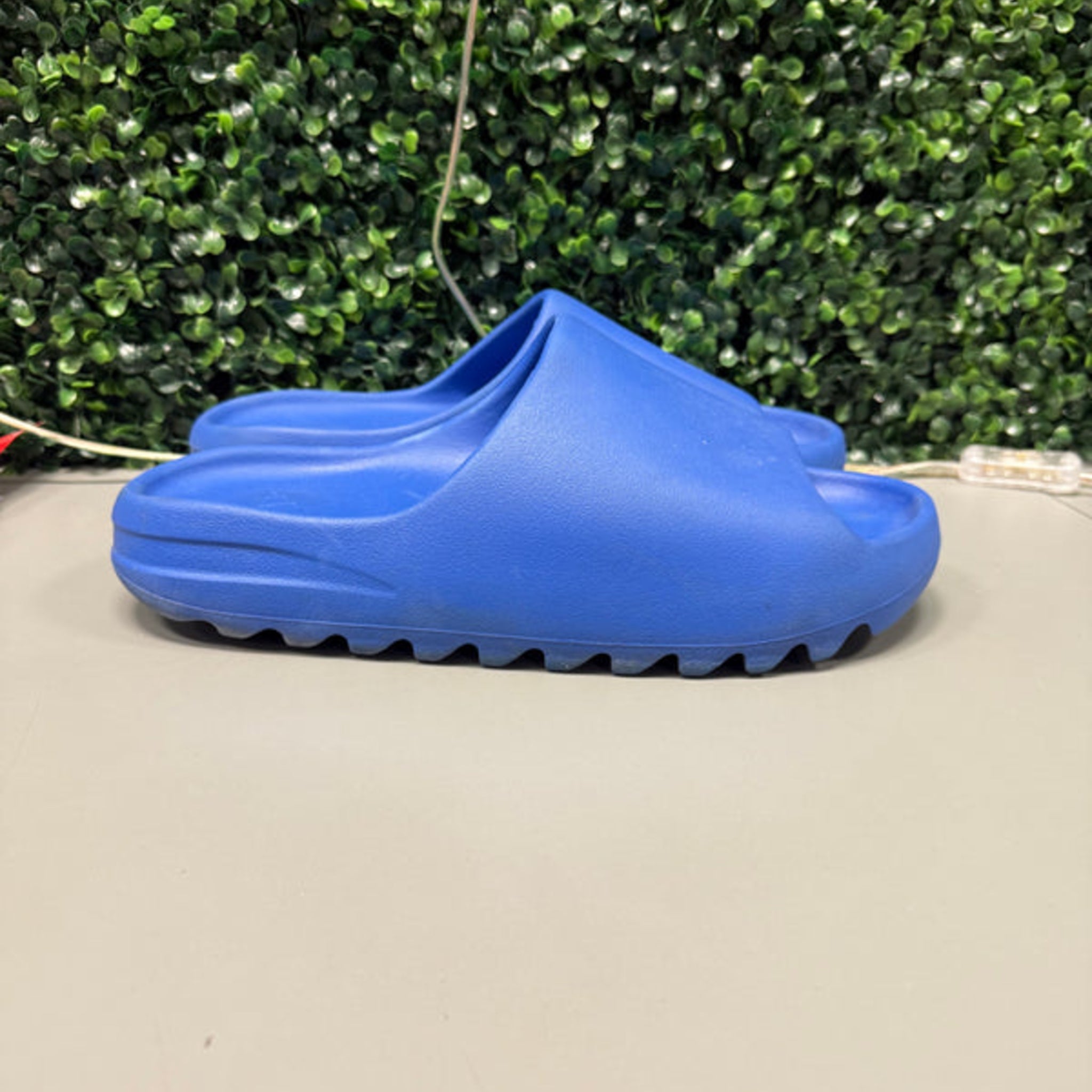 Yeezy Slide "Azure" Size 13 Preowned - Hype World